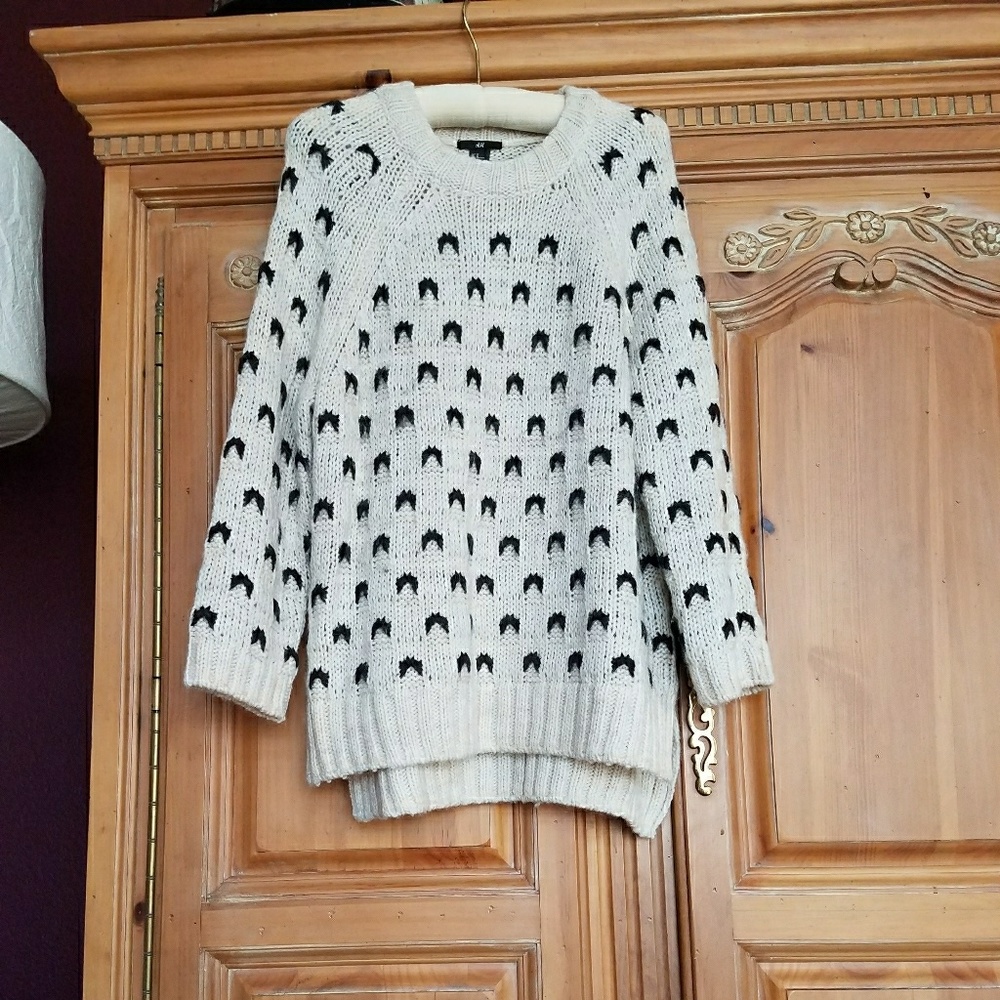 H&M Cream and Black Pullover Sweater